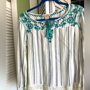 Comfy long sleeved shirt with embroidered features